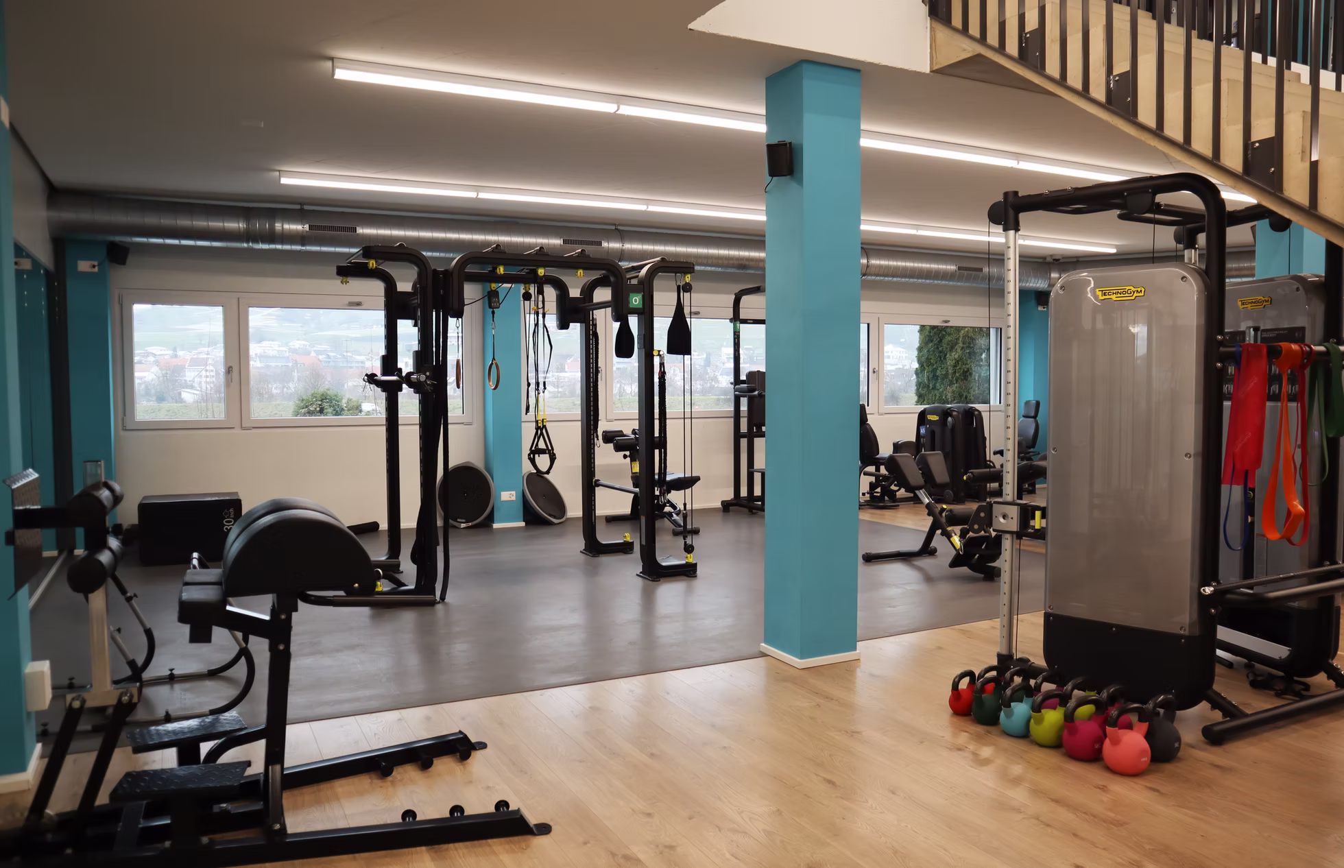 Kabelzug und Trainingsgeräte im funktionellen Trainingsbereich des INFINITI Fitness