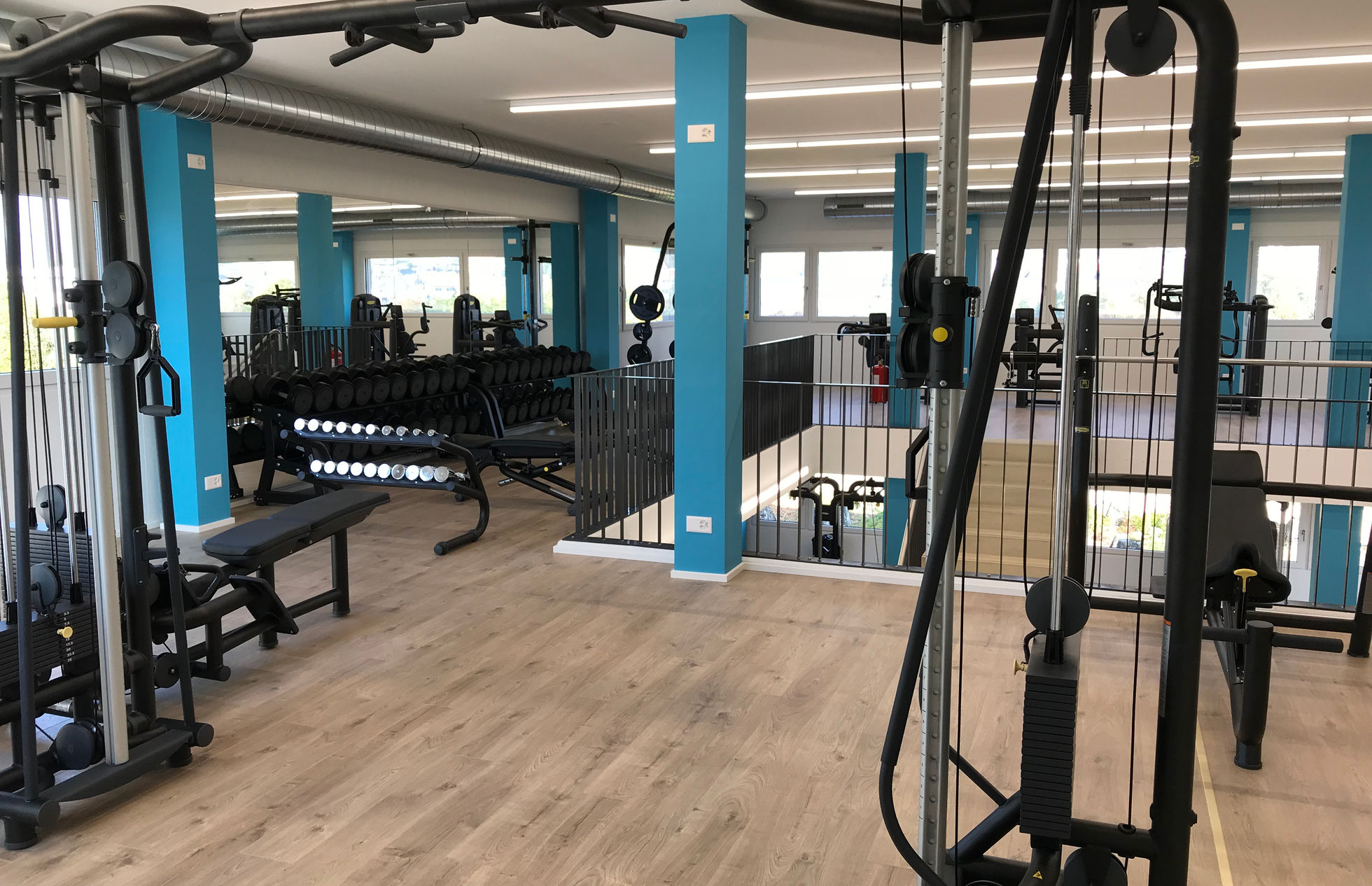 Kabelzugstation im Freihantelbereich des INFINITI Fitness