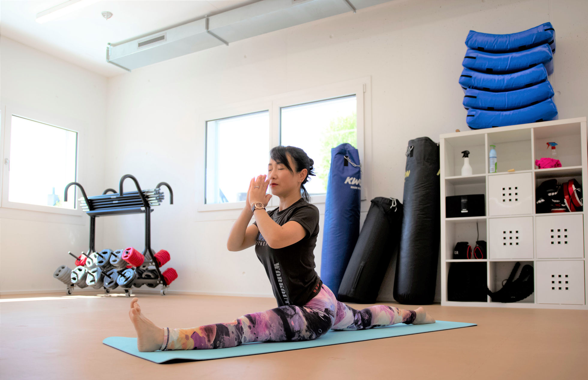 Mobilitätsübung im hellen Kursraum des INFINITI Fitness