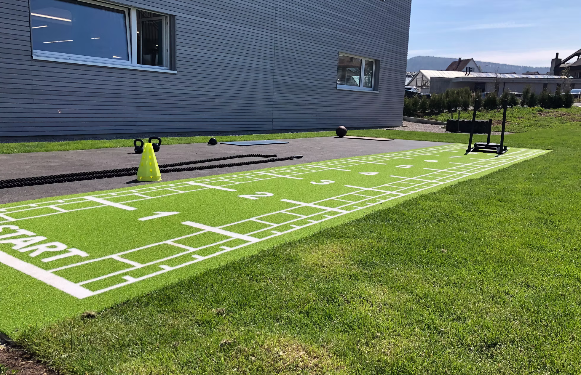 Markierte Outdoor-Trainingsbahn neben dem INFINITI Fitnessstudio in Frick