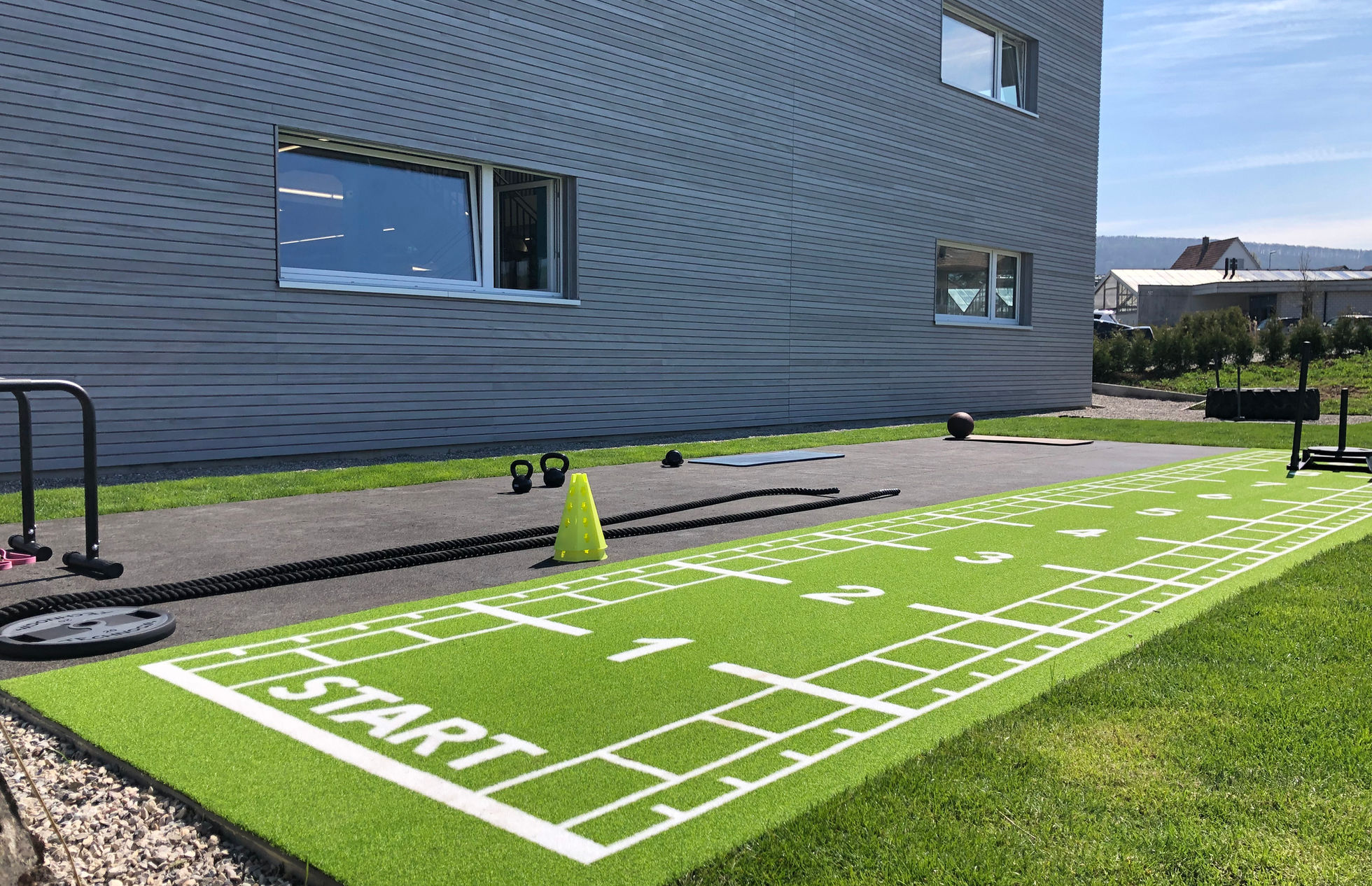 Markierte Outdoor-Trainingsbahn neben dem INFINITI Fitnessstudio in Frick