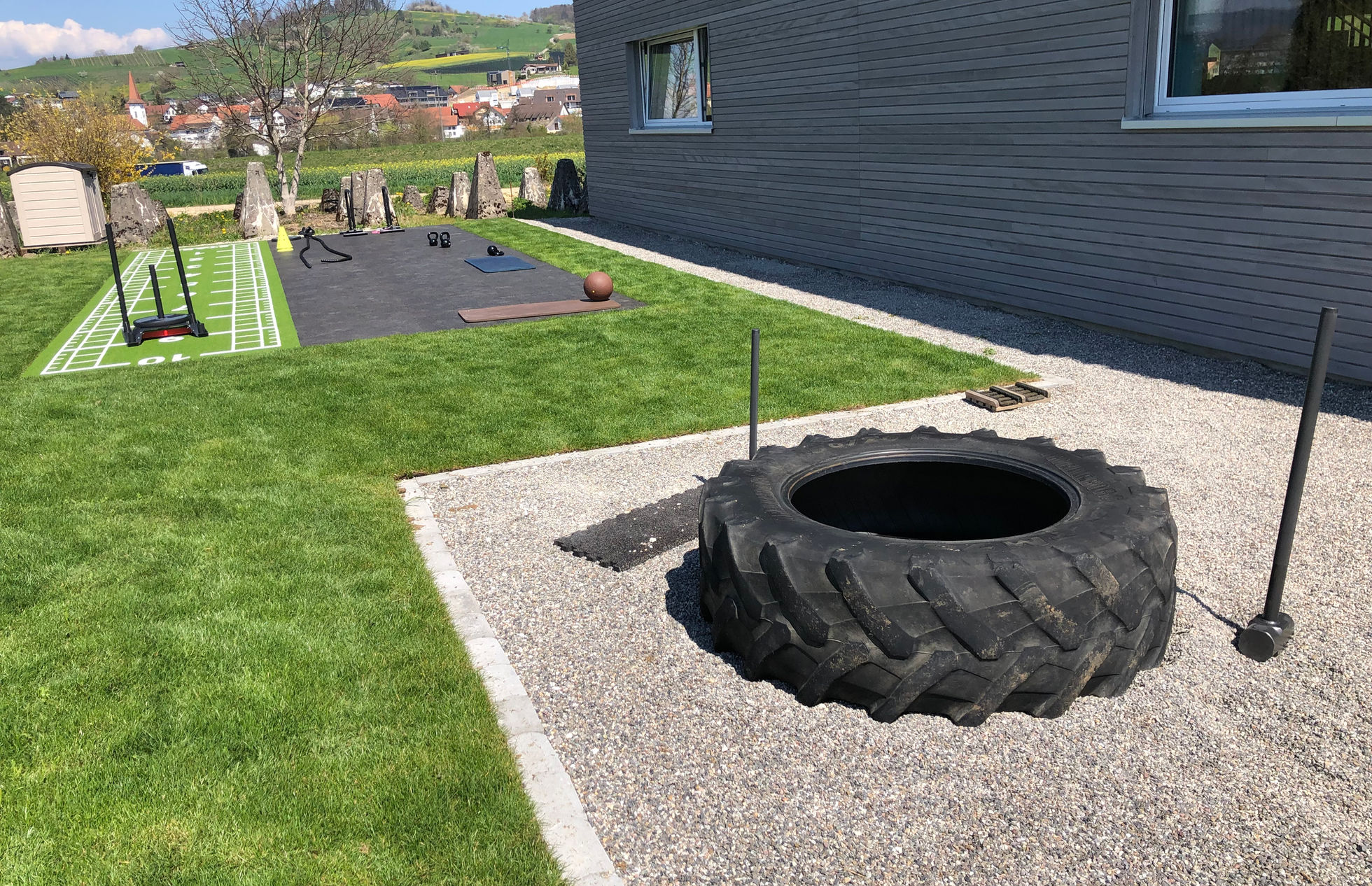 Trainingsschlitten, Traktorreifen und Markierungsbahn auf der INFINITI Outdoor-Fläche