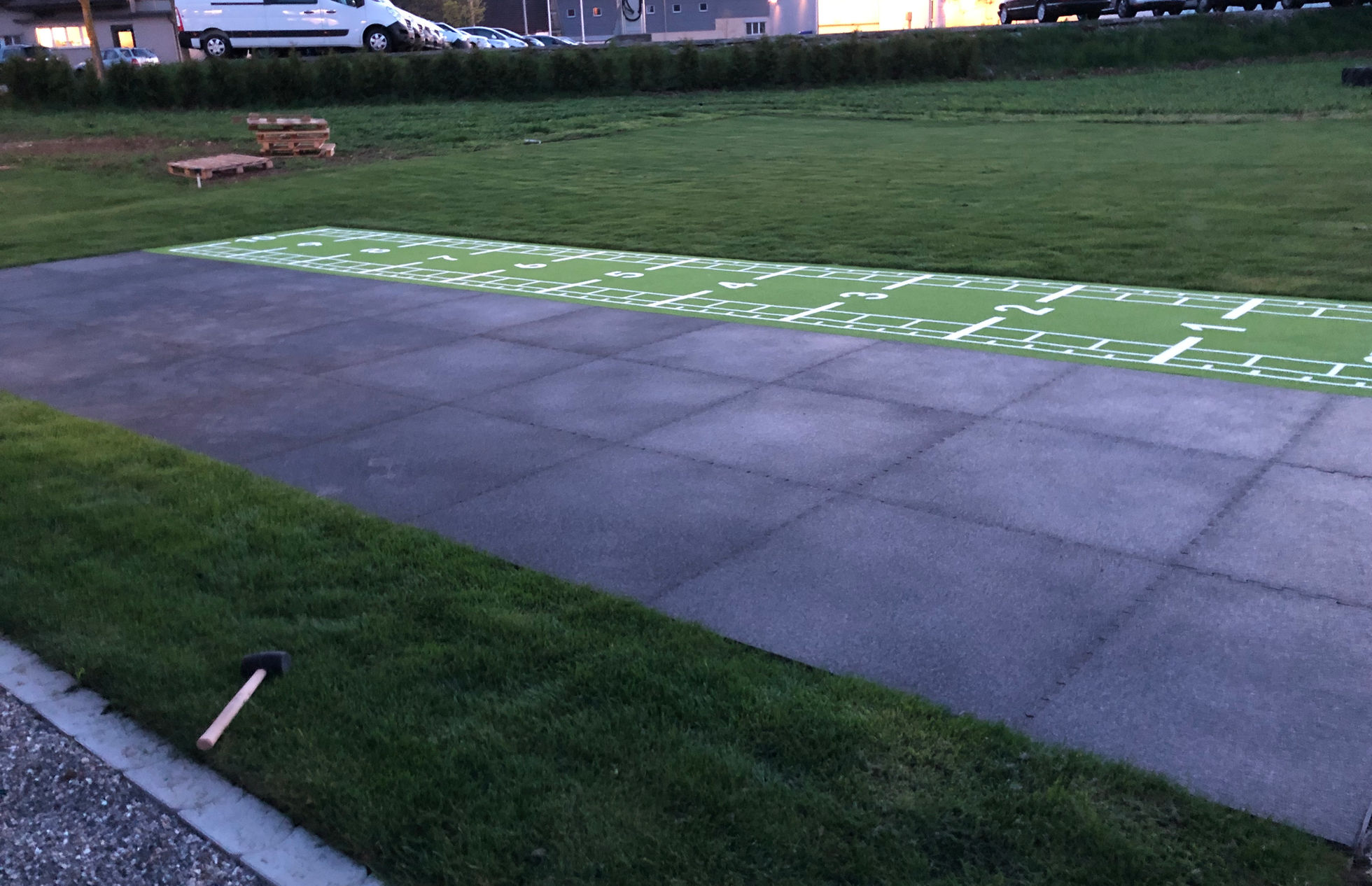 Outdoor-Trainingsfläche mit markierter Sprintbahn im INFINITI Fitness