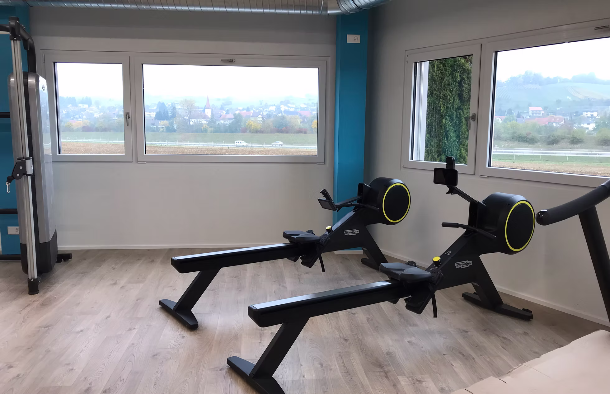 Ruderergometer vor den Fenstern im INFINITI Fitness in Frick