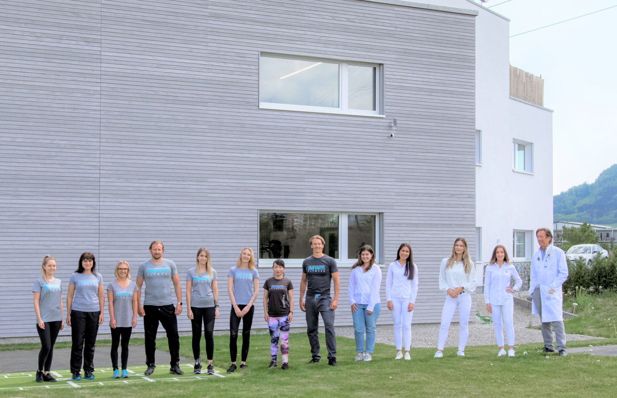 Das INFINITI Team vor dem Fitnessstudio in Frick