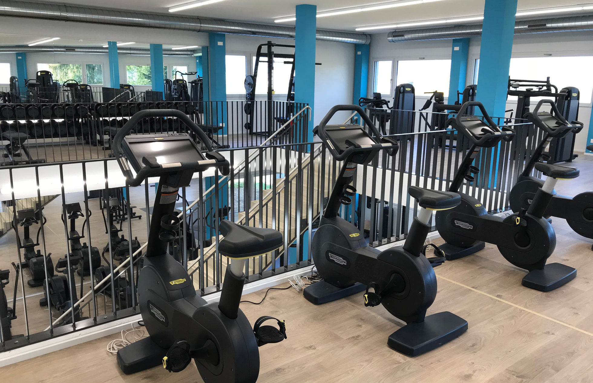 Trainingsgeräte im hellen Innenbereich des INFINITI Fitness in Frick