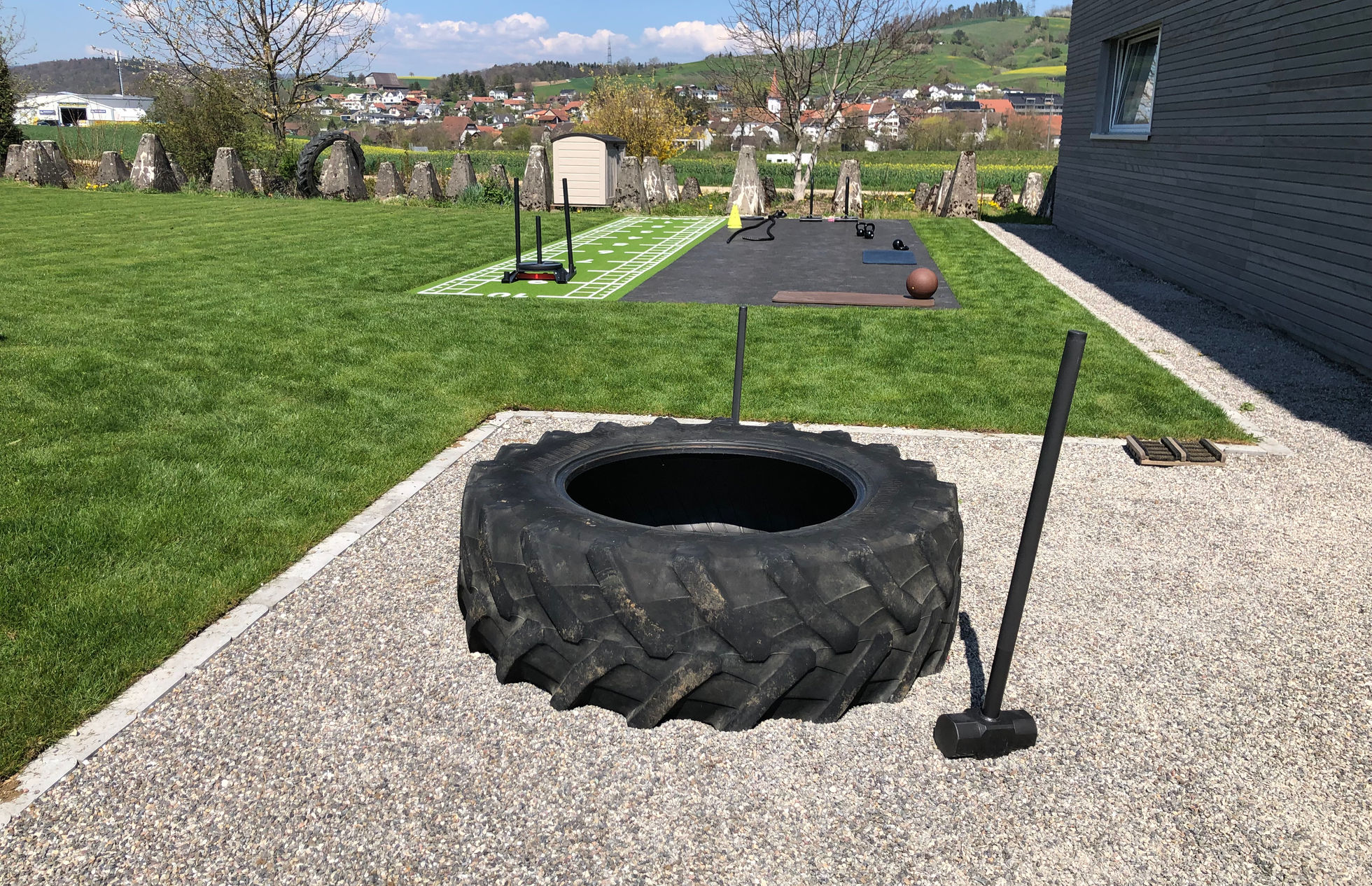 Traktorreifen und Trainingsgeräte auf der Outdoor-Fläche des INFINITI Fitness